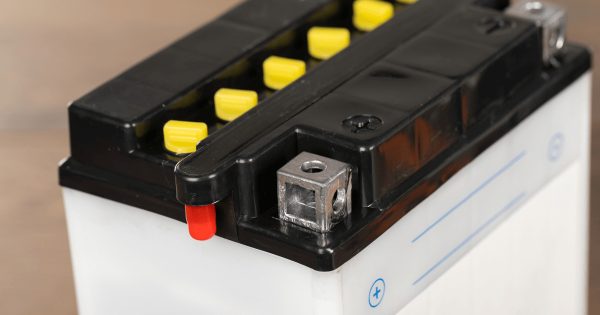 Czym jest akumulator 12V i dlaczego jest istotny w systemach alarmowych oraz przeciwpożarowych?